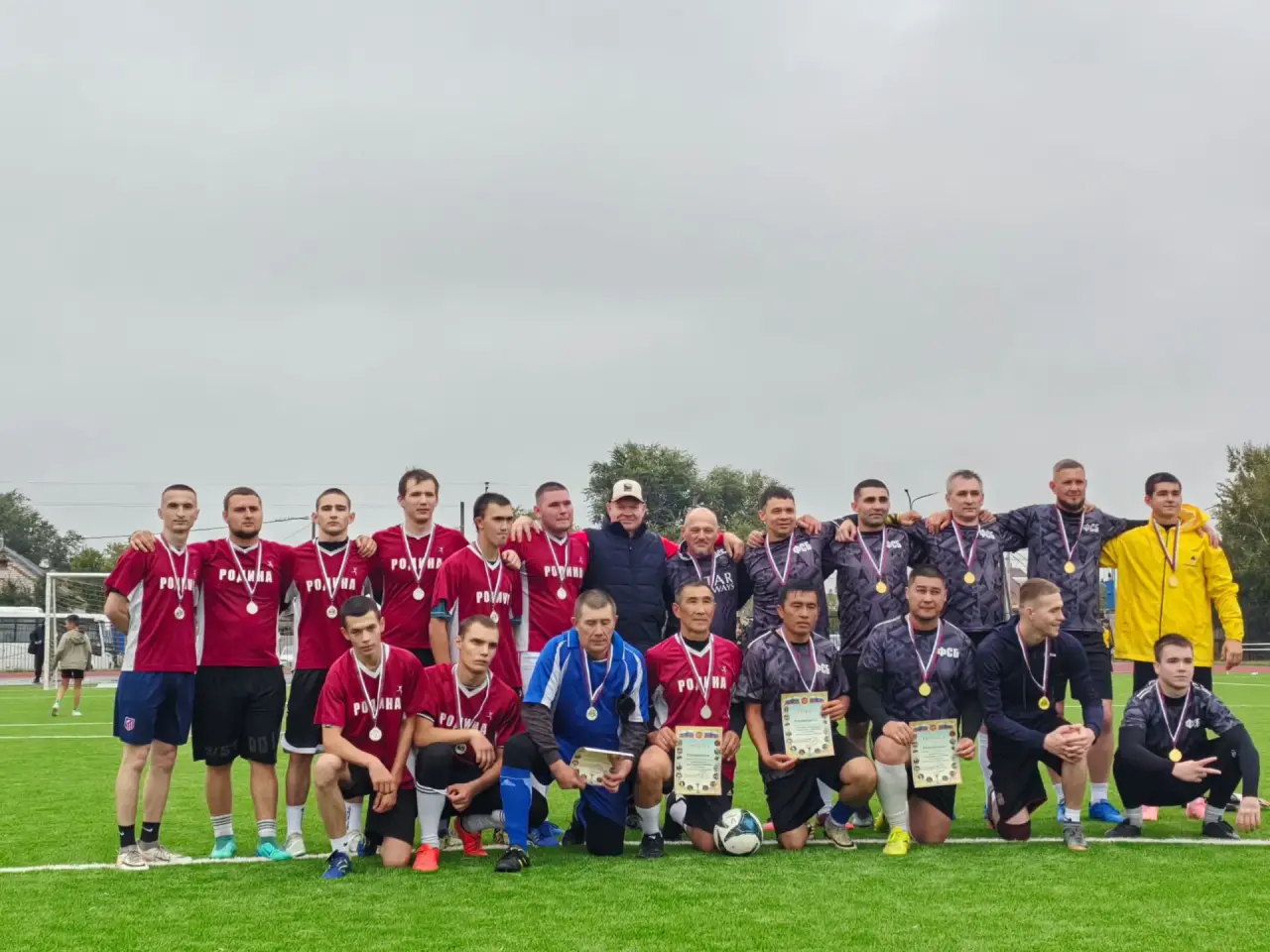 Футбол в любую погоду: на стадионе «Юность» завершился летний сезон