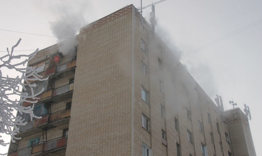 В Ясном огнеборцы спасли двух человек на пожаре