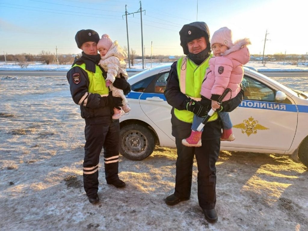 Сотрудники ГИБДД спасли семью оренбуржцев в зимнюю стужу - Ясненский вестник