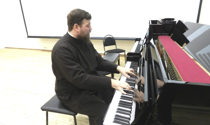 В школе искусств Ясного состоялся сольный концерт отца Михаила