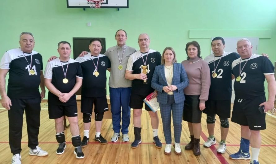 Ясненская команда «Ветераны» стала сильнейшей в волейбольном турнире памяти героев-земляков