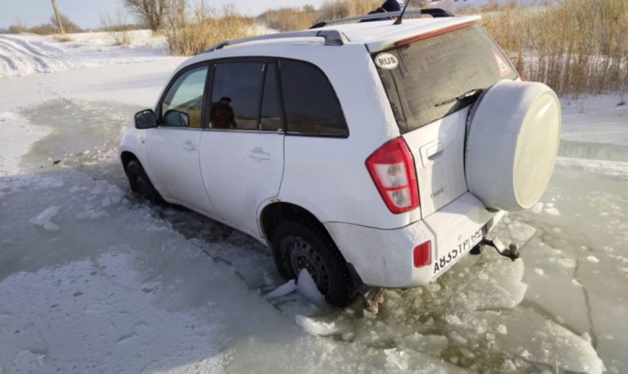 Домбаровские полицейские спасли попавшего в ледяную ловушку  автомобилиста