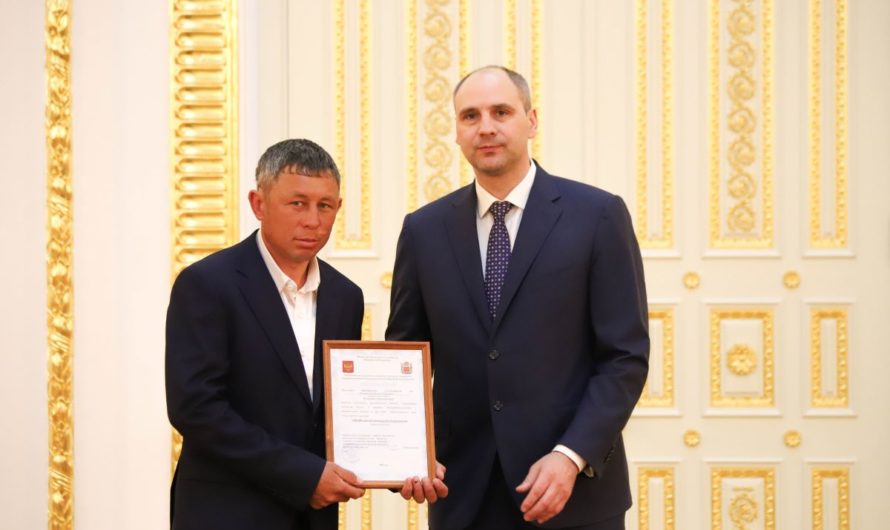 Денис Паслер вручил ясненцу Булату Калимуллину сертификат на получение гранта