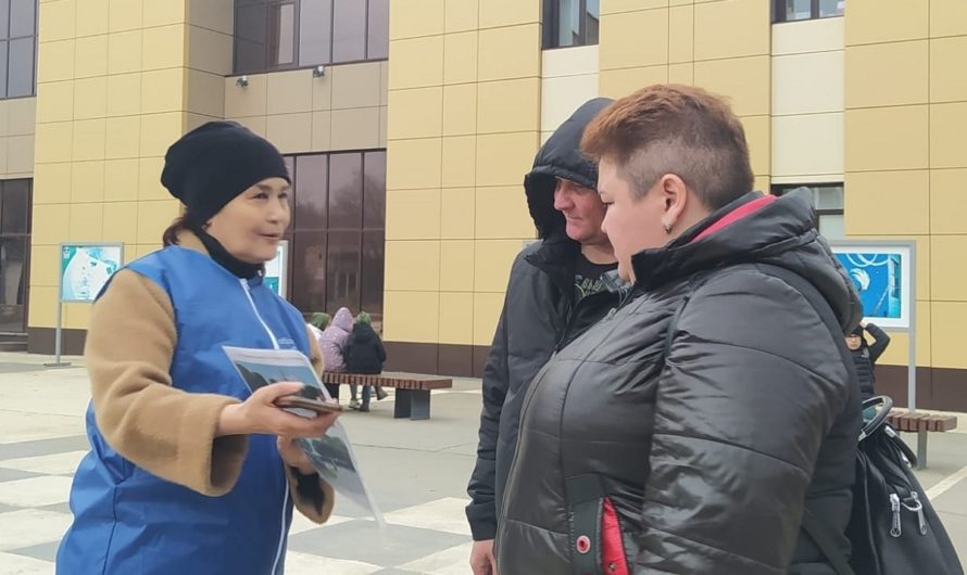 Волонтеры техникума помогают ясненцам голосовать за «комфортную среду»