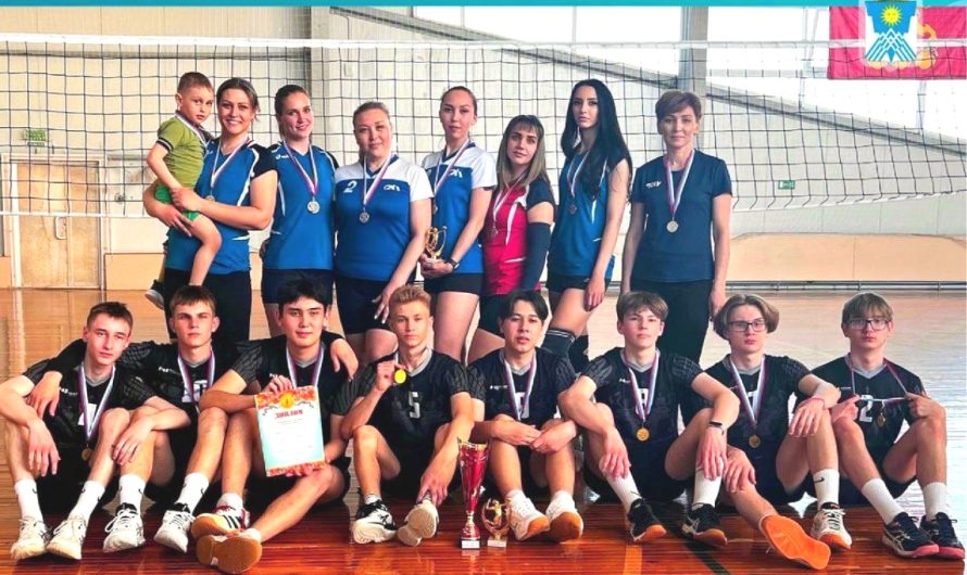Ясненские волейболисты привезли с волейбольного турнира памяти героя войны «золото» и «серебро»