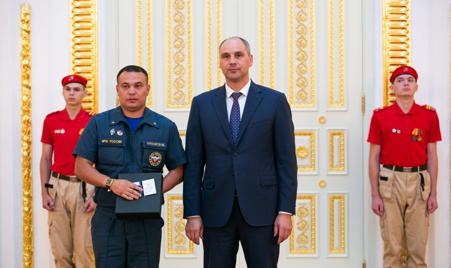 Денис Паслер наградил ясненца Махсата Калиахметова памятным знаком «Золотая молодежь Оренбуржья»