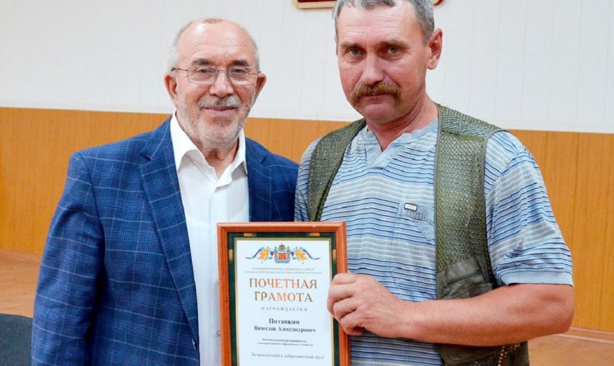 Глава Ассоциации КФХ Оренбуржья вручил лучшим аграриям Ясного награды