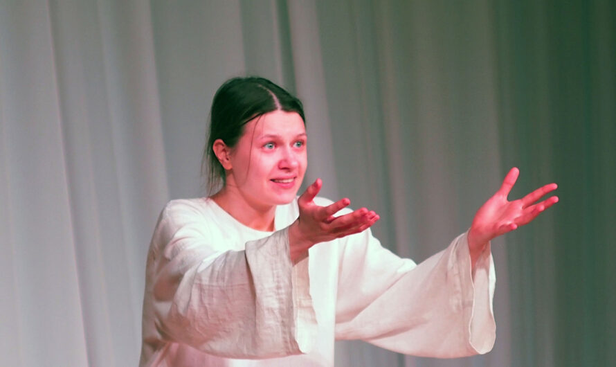 Орский драмтеатр привез в Ясный премьеру моноспектакля «Один на один»