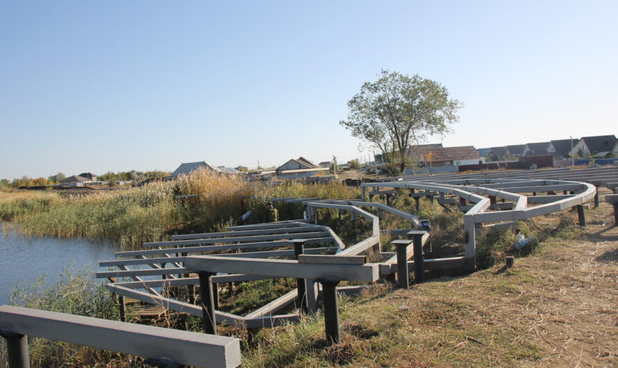 В Ясном идут работы по благоустройству набережной у пруда и аллеи Героев