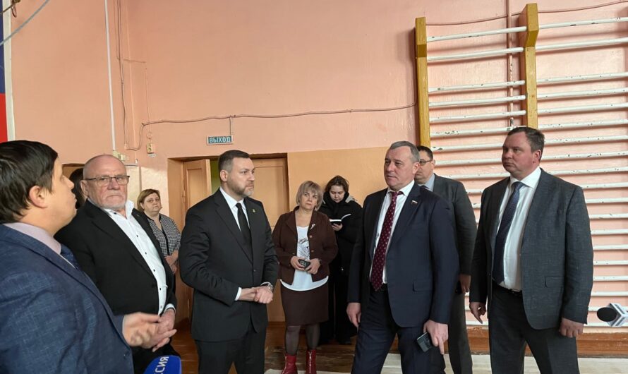Олег Димов проверил ход ремонта школ в Бузулуке