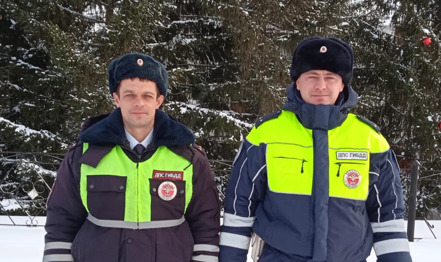Замерзающему водителю на дороге оказали помощь полицейские Октябрьского района