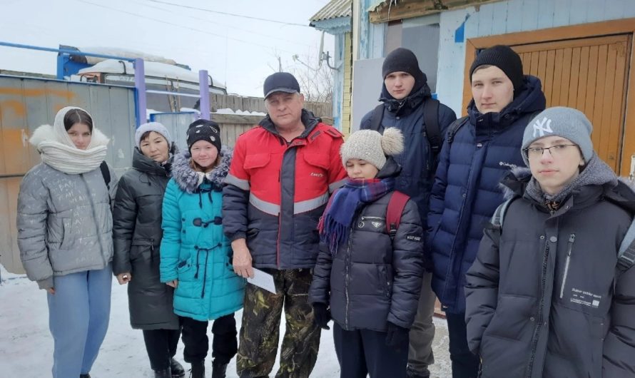 Юные васильевцы в преддверии Дня защитника Отечества и Дня памяти о воинах, погибших при исполнении служебного долга за пределами Отечества, поздравили земляка