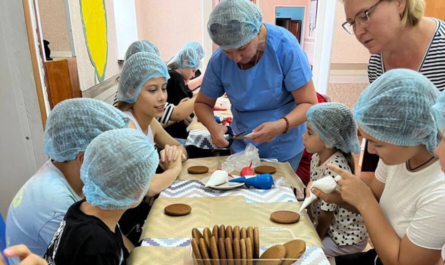 Октябрьские волонтеры изготовили сотню пряников с “Победой” для бойцов СВО