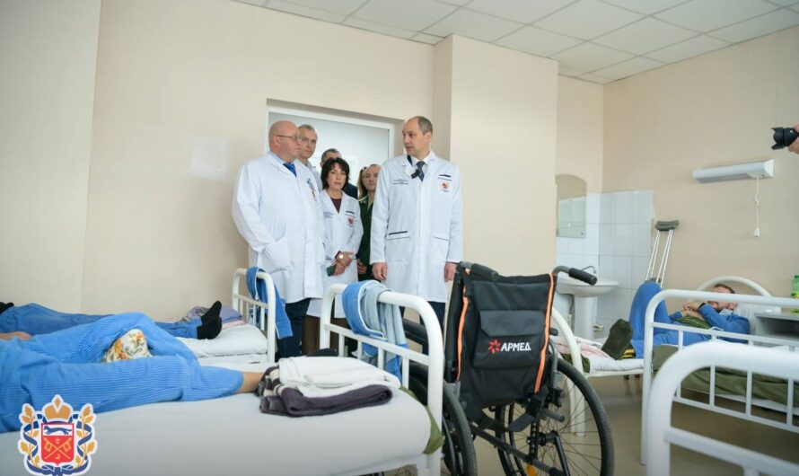 Губернатор Денис Паслер посетил бойцов, проходящих реабилитацию в областном клиническом центре хирургии и травматологии Оренбурга.