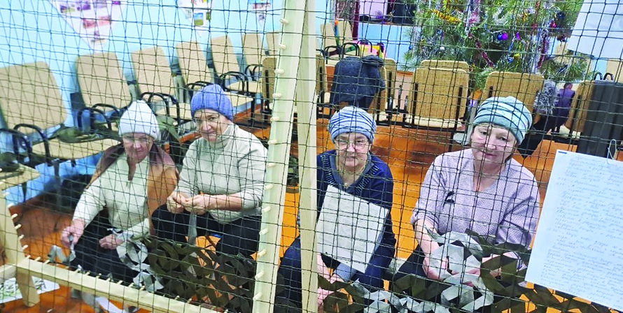 В Каменке жители организовали производство масксетей для СВО