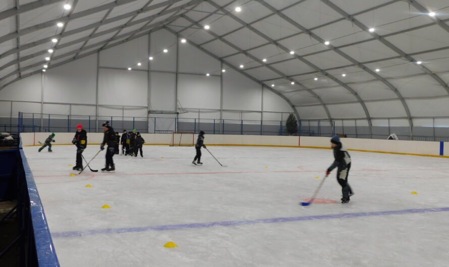 В райцентре начинает работу крытая ледовая площадка
