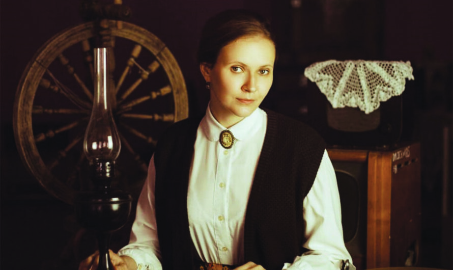 Экскурсовод Октябрьского музея Татьяна Григорян привлекает посетителей