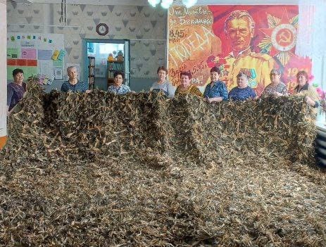 Булановские волонтеры изготавливают маскировочные накидки для танков