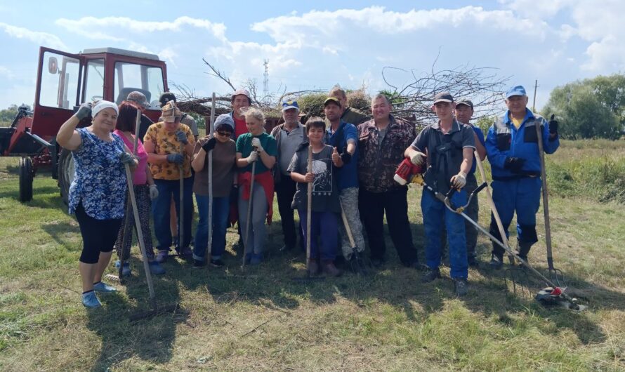 Жители села Новоникитино собственными силами привели в порядок местное кладбище