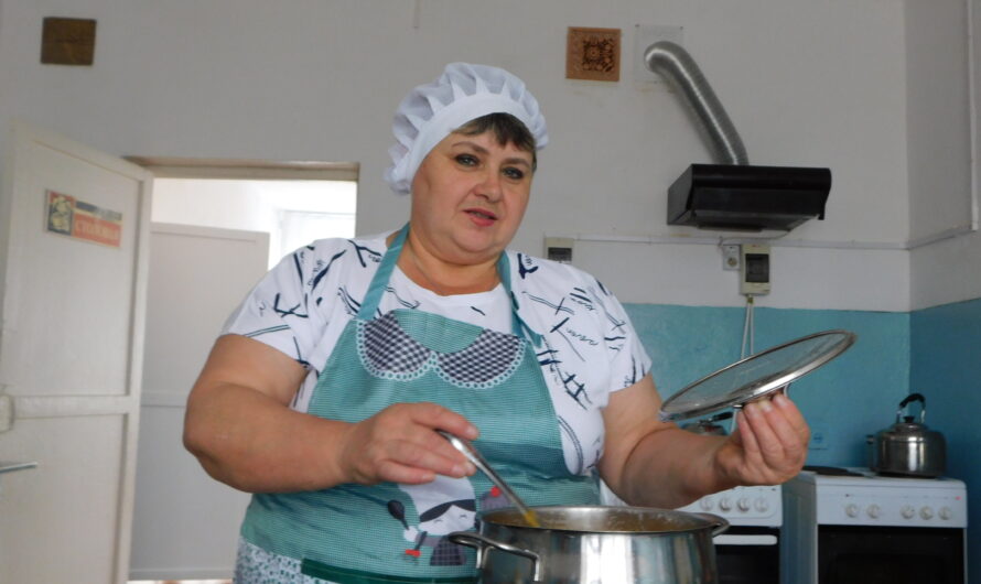 Лучшие повара района кормят детей в с.Первое Имангулово