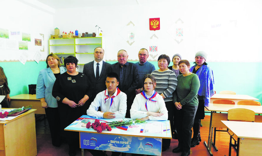 Парта Героя установлена в Новоникитинской школе