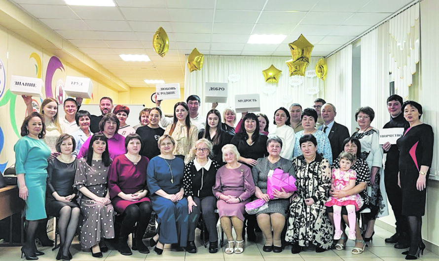 Школы Октябрьского района встречали выпускников прошлых лет