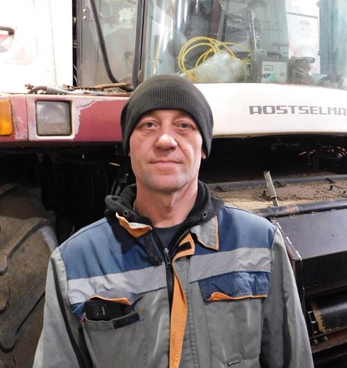 Тракторист отмечает юбилей в поле