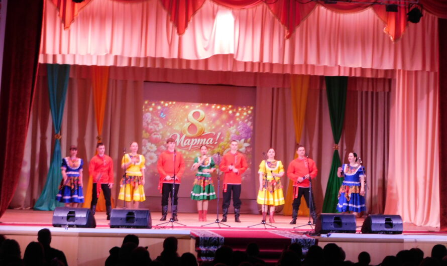 Октябрьские культработники подарили женщинам концерт