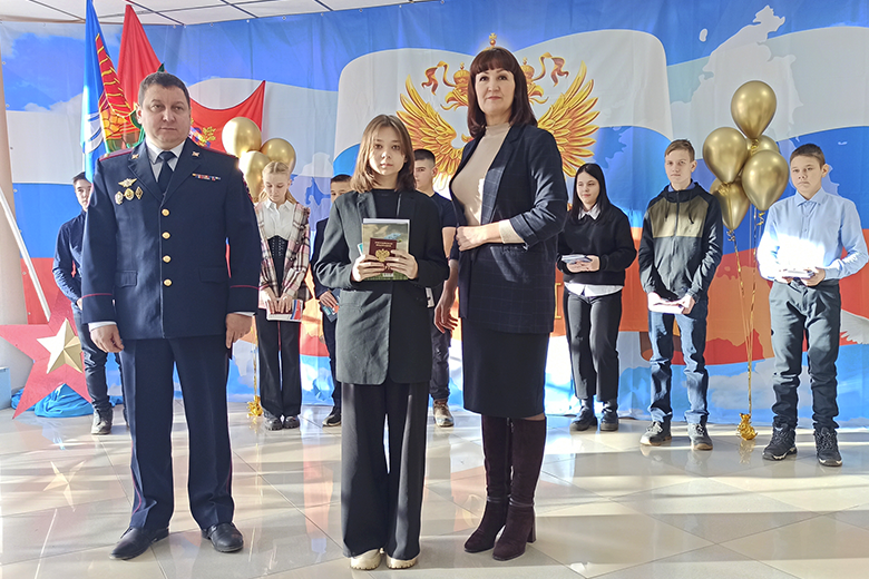 Юные курманаевцы получили паспорта в День Конституции России