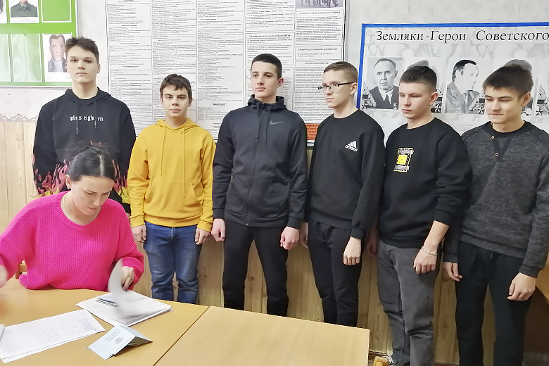 Юноши Курманаевского района проходят первоначальную постановку на воинский учёт