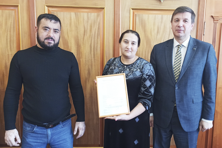 Многодетная семья из Курманаевского района получила сертификат на приобретение жилья