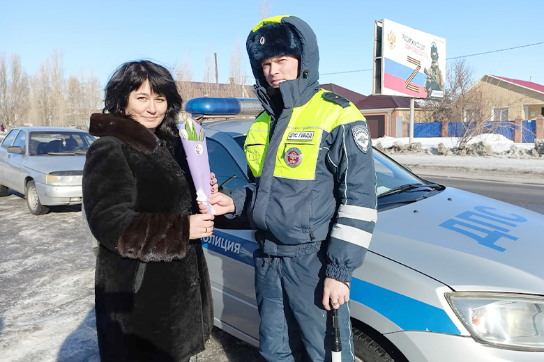 В Курманаевке проведена традиционная акция «Цветы для автоледи»