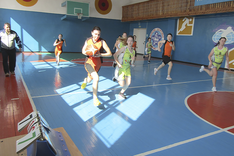 В Курманаевке состоялся первый женский баскетбольный турнир памяти Юрия Правосудова