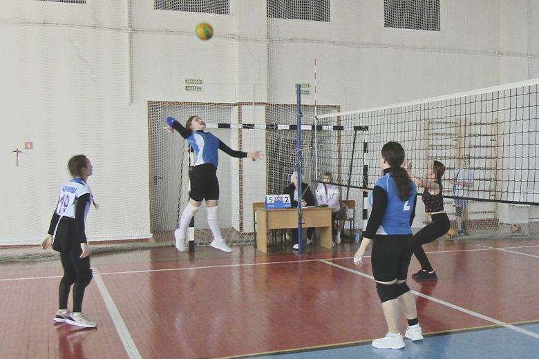 В Курманаевке завершились смешанные соревнования по волейболу среди школьников