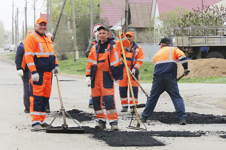 В Курманаевке идёт ямочный ремонт улицы Крестьянской