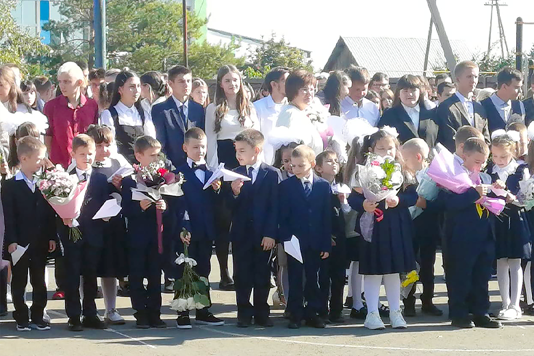 В школах Курманаевского района прошли праздничные линейки