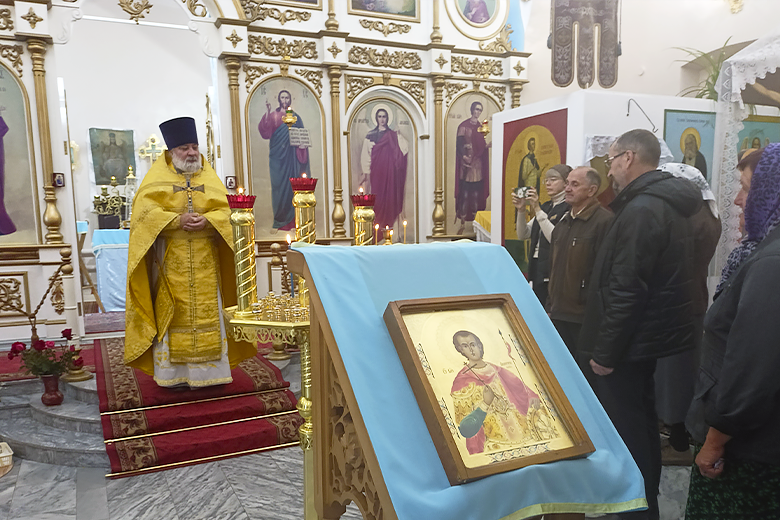 Благочинный Курманаевского округа, настоятель храма Димитрия Солунского, протоиерей Георгий Зверев принимает поздравления с 30-летием священнической хиротонии