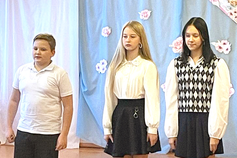 Курманаевские школьники поздравляют любимых мам с приближающимся праздником