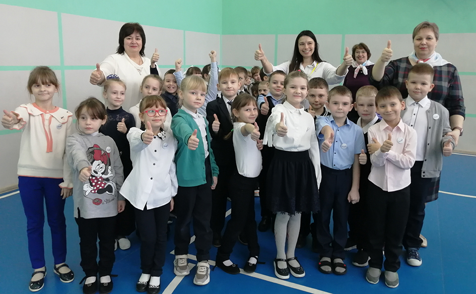 творческий школьник. гуманитарные младшие школьники. ученики младшей школы. фотосъемка в школе. творческая активность школьников.