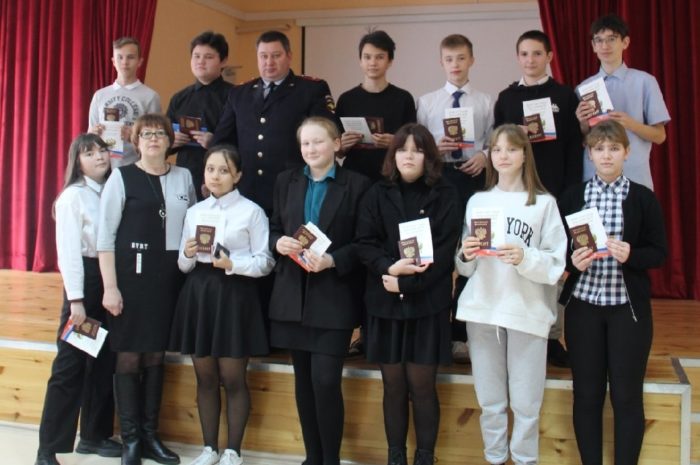 В Александровке несколько учащихся впервые получили свой главный документ