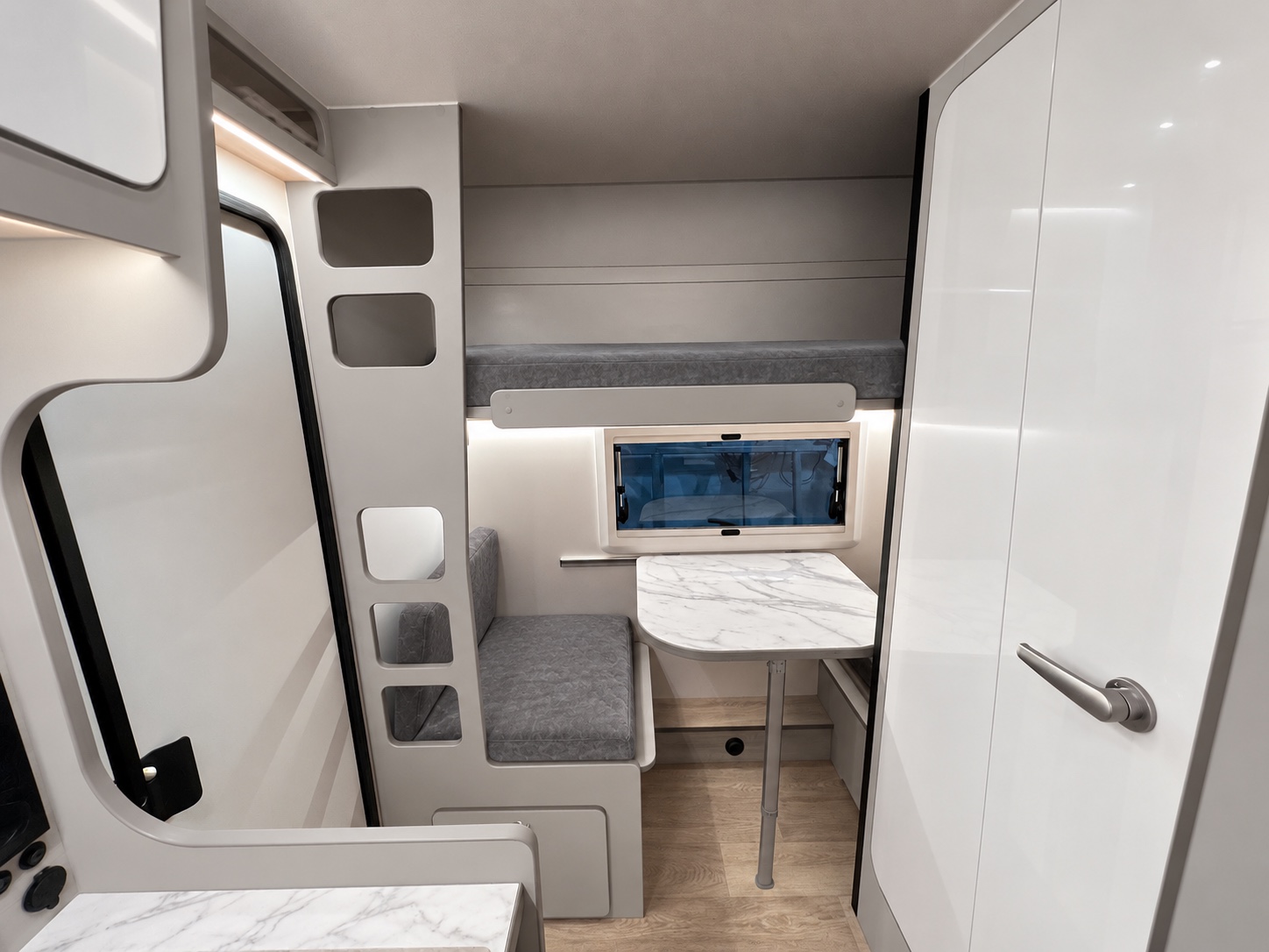 Визуализация Geed Camper 380: белые глянцевые фасады, столешница «Белый мрамор», серые матрасы