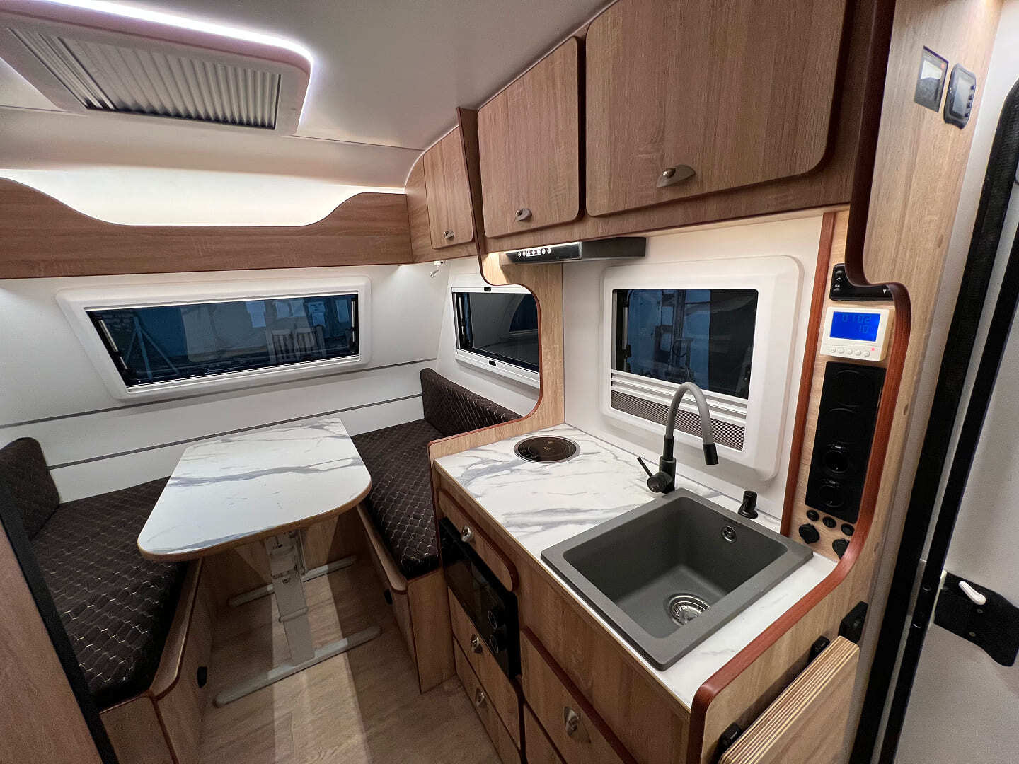 Geed Camper 380: кухня, обеденная зона и верхнее спальное место