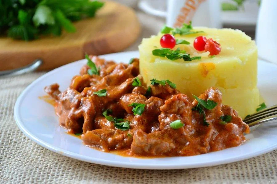 Бефстроганов из говядины в сливочном соусе (ПП)