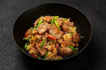 Боул с курицей терияки и чёрным рисом