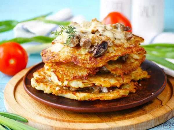 Драники с грибами и сырным соусом