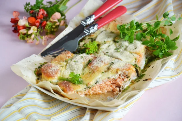 Форель, фаршированная сыром и зеленью