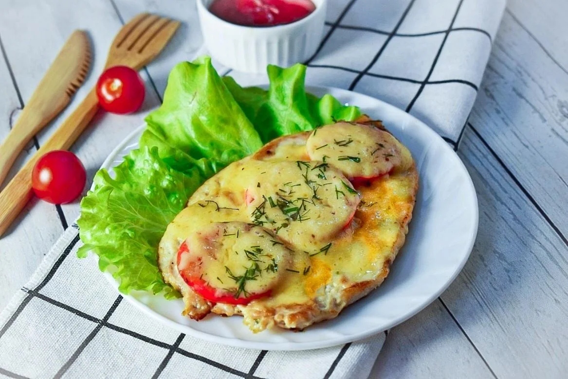 Куриная отбивная с сыром и овощами на пару