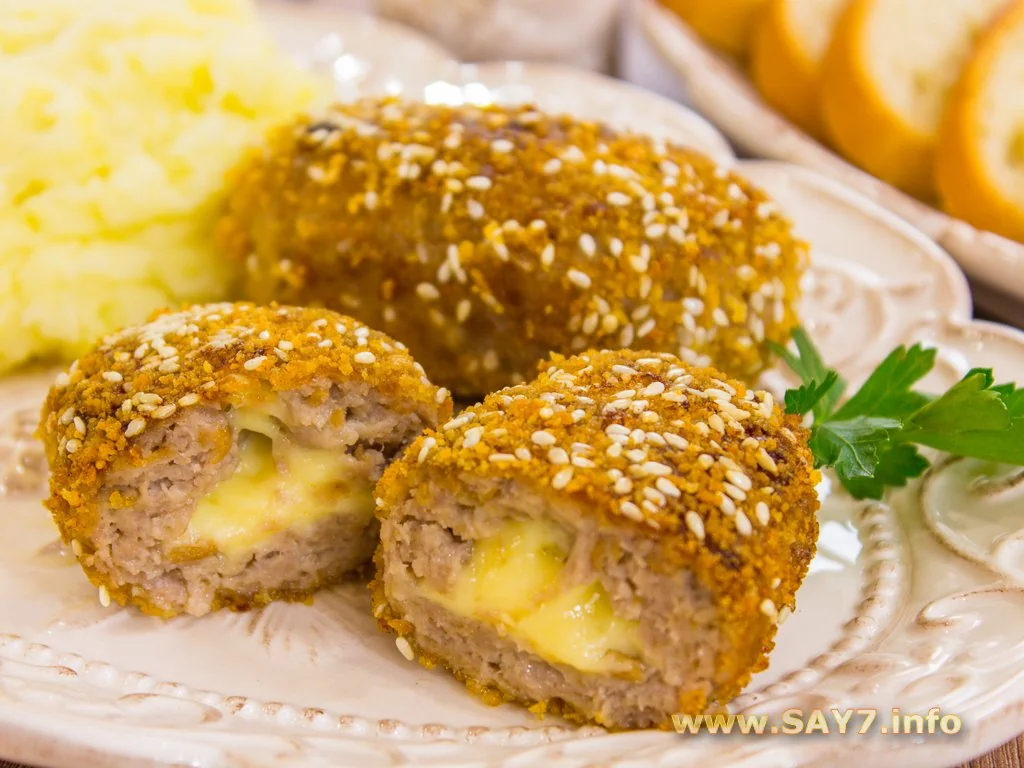 Куриные котлеты с сырной начинкой