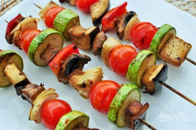 Мини-шашлыки из свинины с овощами-гриль и аджикой