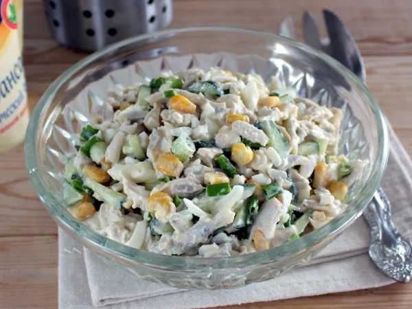 Салат с курицей и кальмарами
